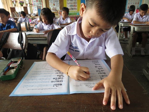 ครูภาษาไทย -สอนเด็ก ๆ